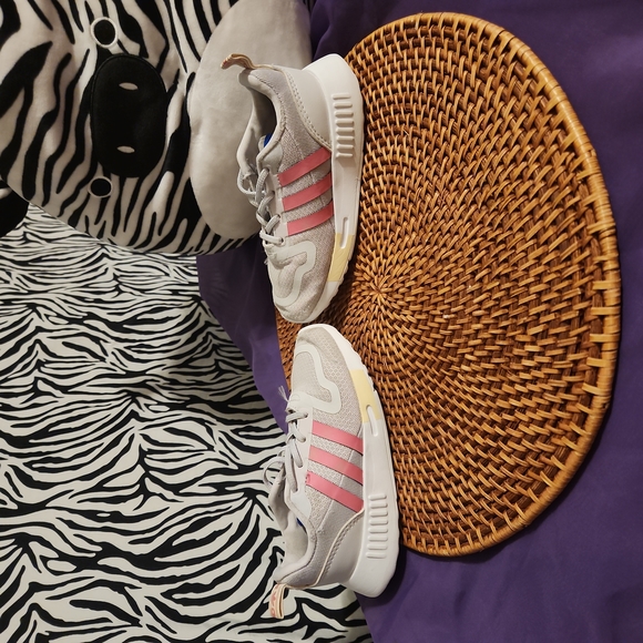 🐾2 for $15 Very nice clean and sanitized girls size 10 adidas tennis - Picture 4 of 5